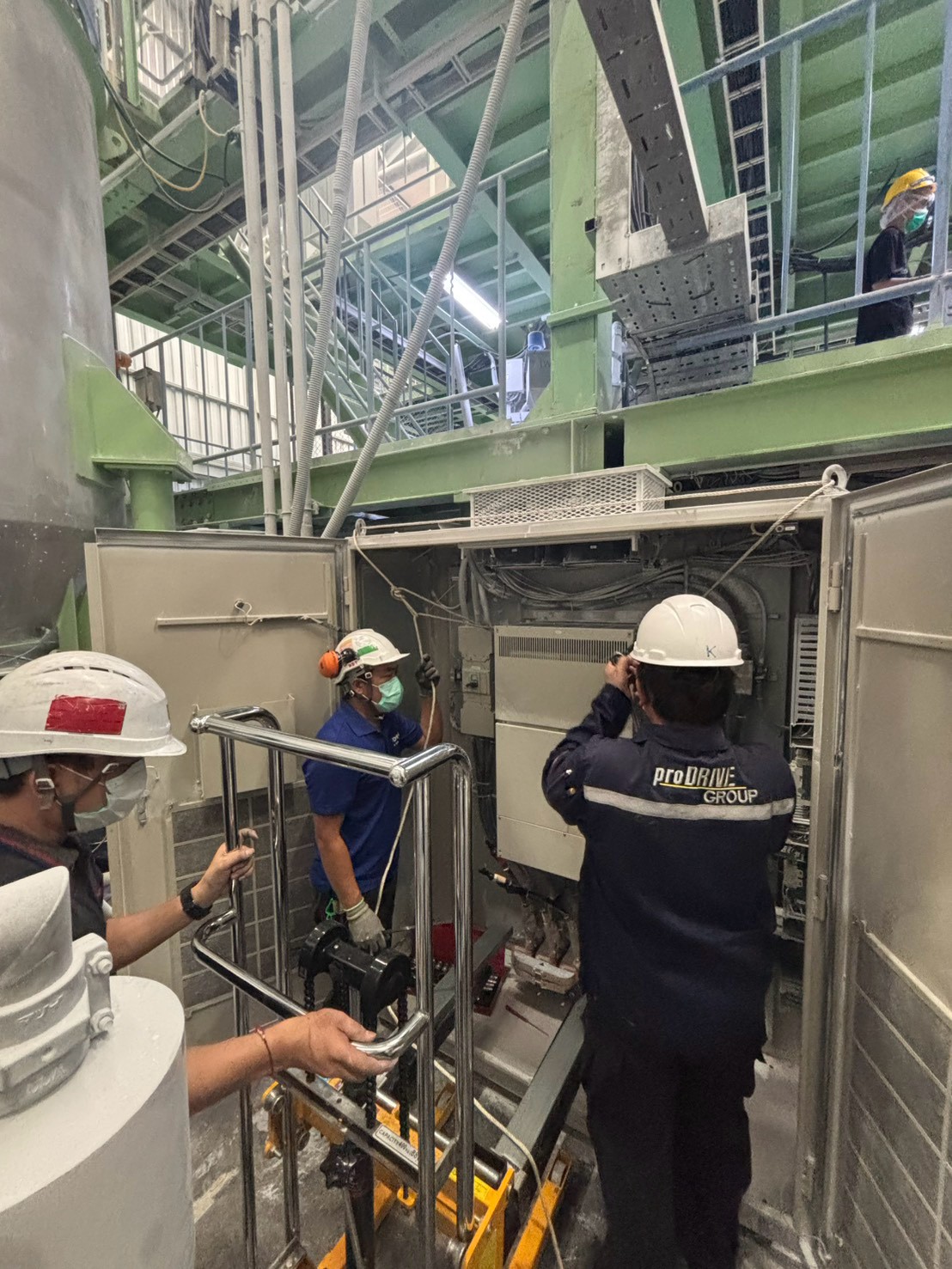 ทีมวิศวกร Prodrive System ปฏิบัติงานตรวจสอบตู้ควบคุมในพื้นที่โรงงาน