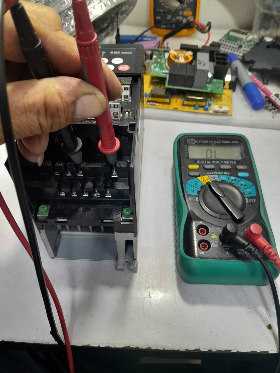ช่าง Prodrive System ตรวจค่าทางไฟฟ้าของอินเวอร์เตอร์ด้วยเครื่องมือวัด