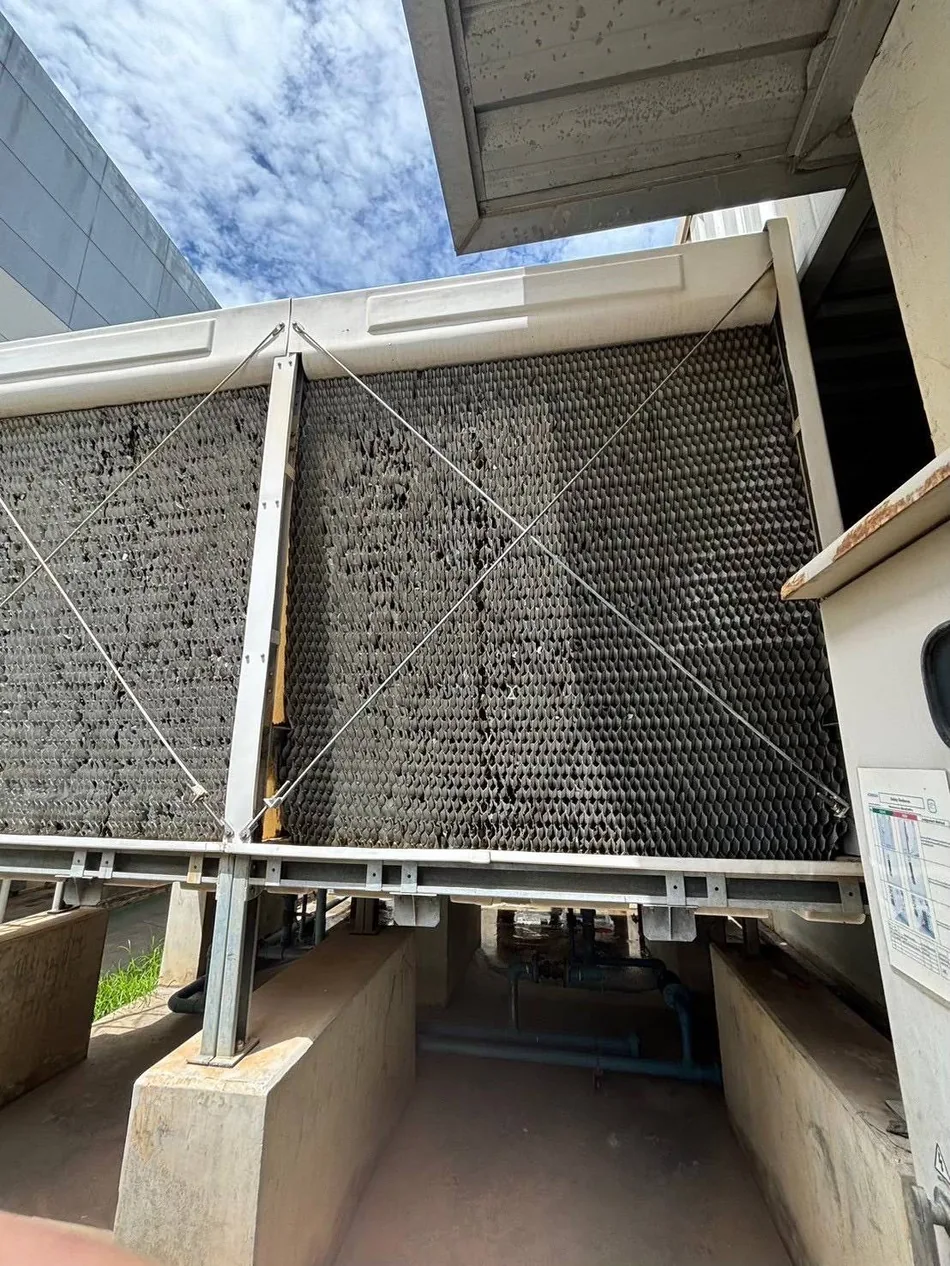 ภาพ Cooling Tower ในโรงงานอุตสาหกรรม แสดงแผง Fill และพื้นที่ระบบน้ำหล่อเย็น