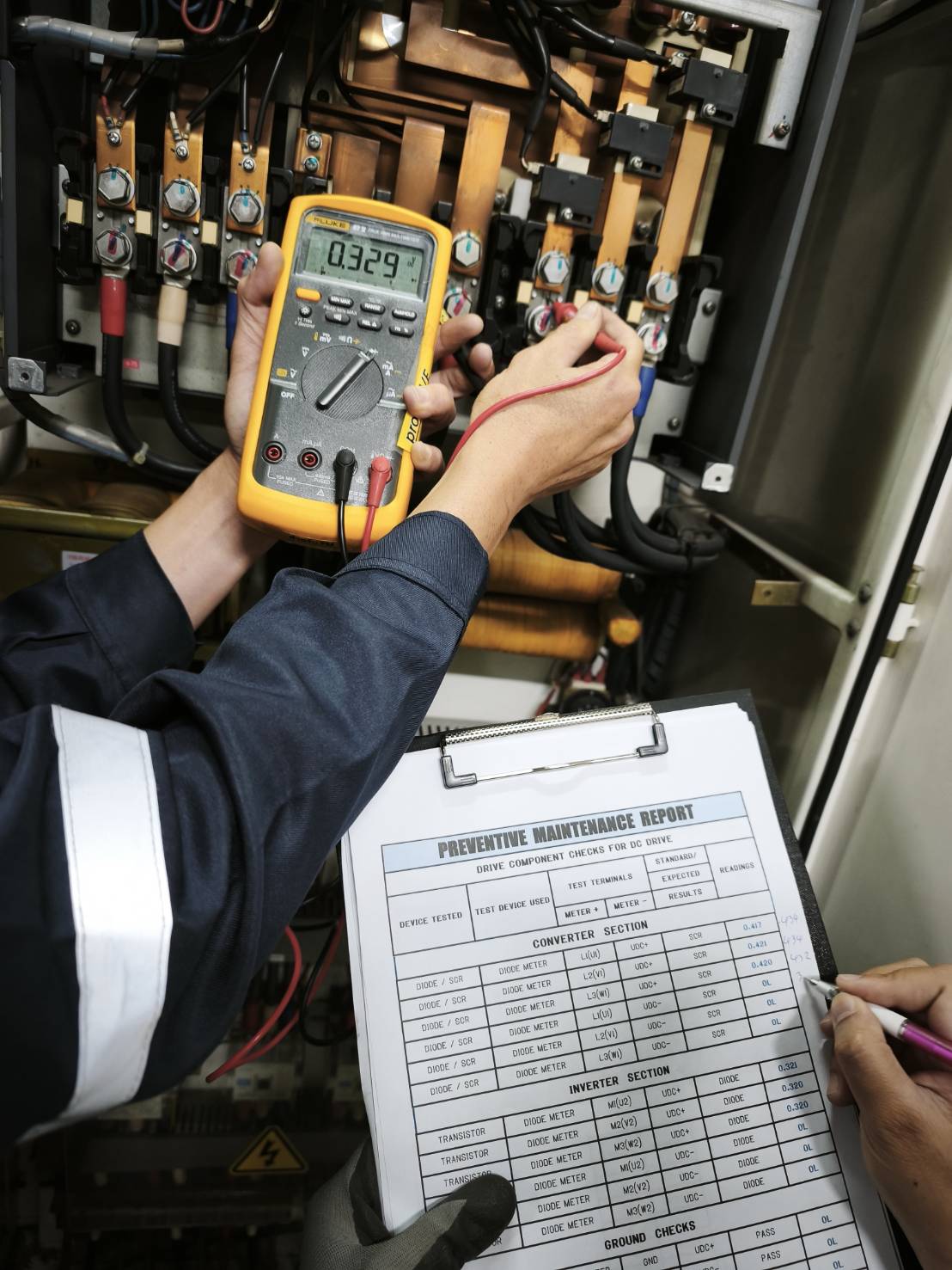 ช่างไฟฟ้าใช้มัลติมิเตอร์ร่วมกับรายงาน Preventive Maintenance เพื่อบันทึกผลการตรวจวงจร
