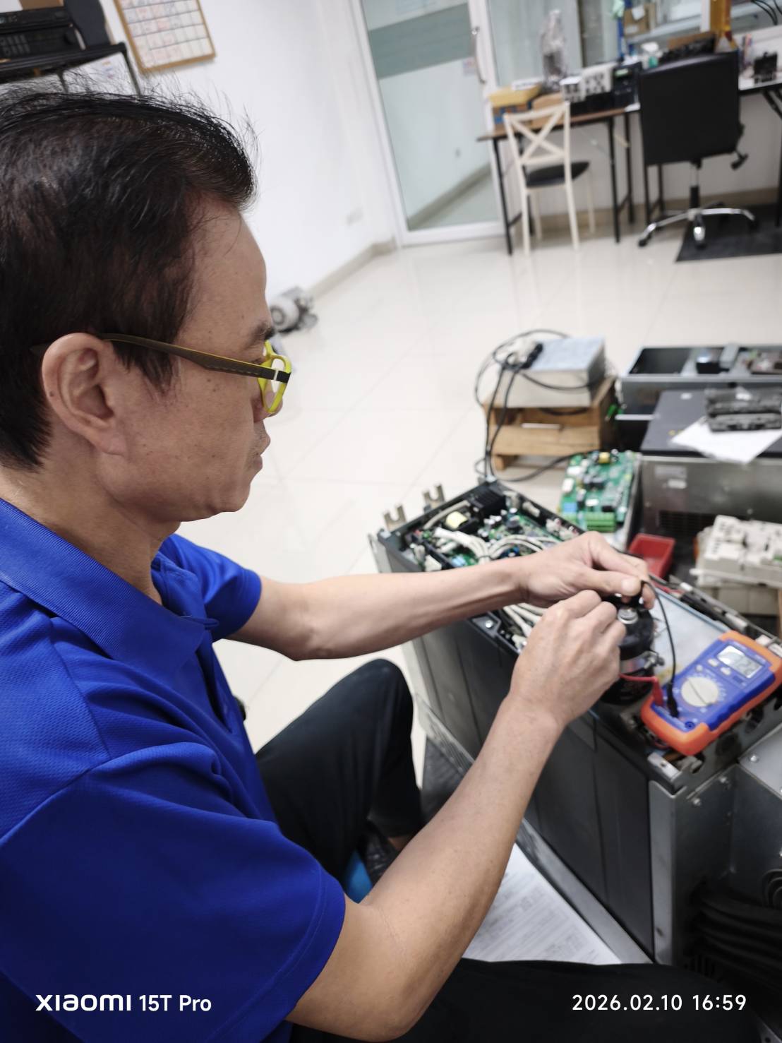 ช่างเทคนิค Prodrive System ตรวจอุปกรณ์อินเวอร์เตอร์ในศูนย์ซ่อม